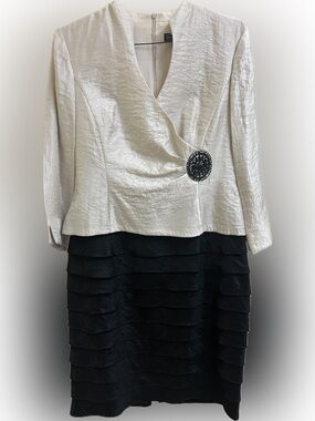 Jessica Howard Ivory & Black Cocktail Faux Wrap Dress Rhinestone Brooch Size 12